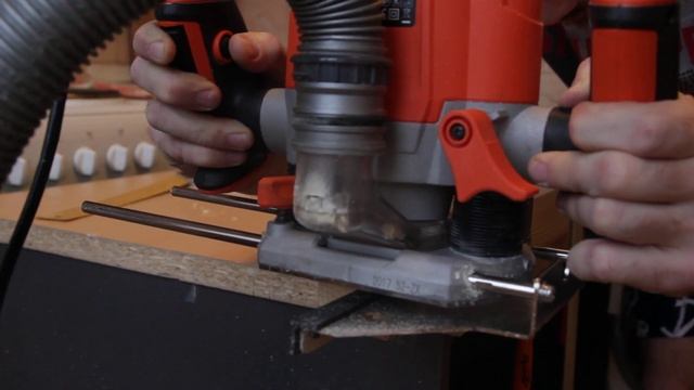 Фрезер Black&Decker KW1200E-QS. Обработка края бруса кромочными фрезами смотреть онлайн