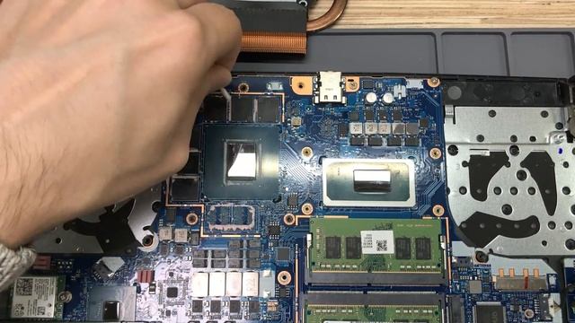Acer Nitro 5 AN515-57 i7 11800H, RTX 3060 краткий обзор начинки, разборка, замена термоинтерфейса смотреть онлайн