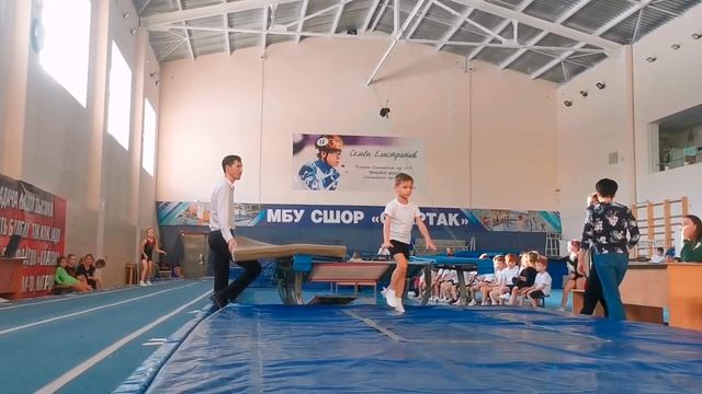Прыжки на двойном минитрампе. 3-2 юношеский разряд. МБУ СШОР Спартак. #батут #акробатика #гимнастик смотреть онлайн