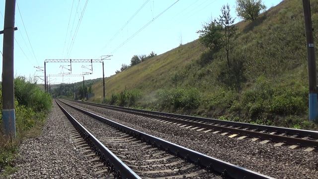 Электровоз ЭП1М-567 с пустыми пассажирскими вагонами