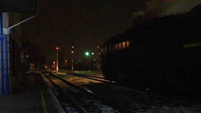 2М62У-0088 с пассажирским поездом Черновцы - Харьков отправляется со ст.Ивано-Франковск смотреть онлайн