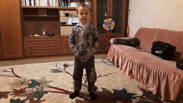 Веселый стишок "Я здороваюсь везде, дома и на улице" смотреть онлайн