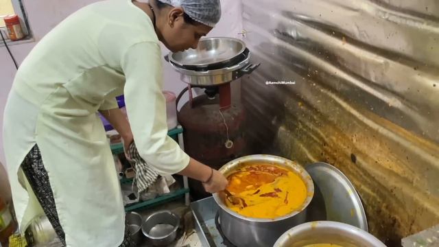 Nashik Lady Running Successful Home Tiffin Business | Indian Street Food смотреть онлайн