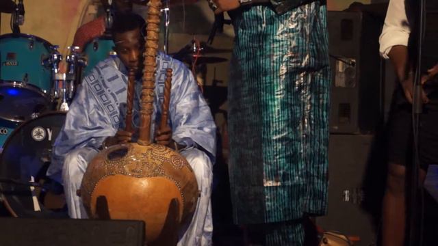 Cheick Siriman SISSOKO Intro "Mali Sadio" par son instrumentiste Mohamed Seyba Diabaté (kora) смотреть онлайн