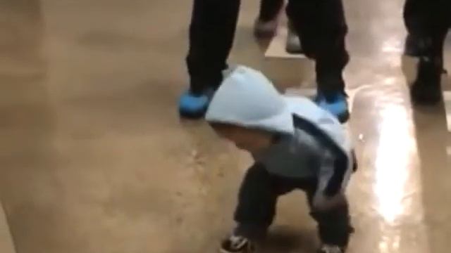 Самый маленький танцор брейк данса Шок! смотреть онлайн