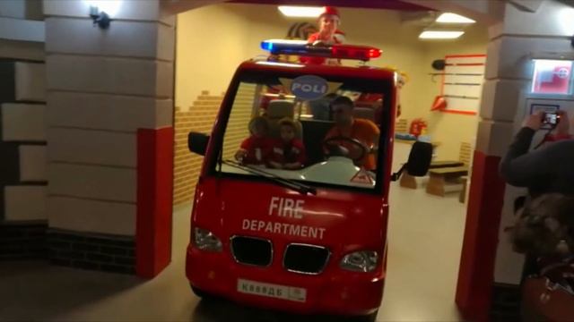 Vlog Адели поработала пожарником в Кидбурге (ЦДМ Москва) смотреть онлайн