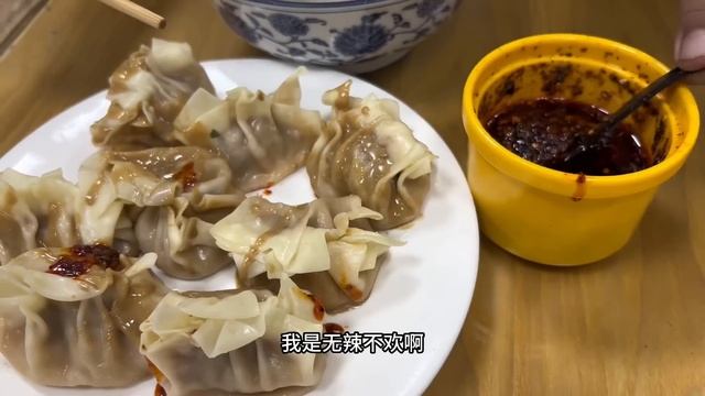 卸了两车啤酒，胖龙直接虚脱了，赶紧吃笼蒸饺喝碗牛肉丸补补【胖龙的小生活】