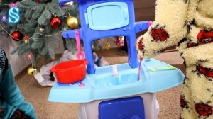 Подарок на Новый год ??! Эмма и Тима распаковывают большую кухню для маленькой хозяюшки