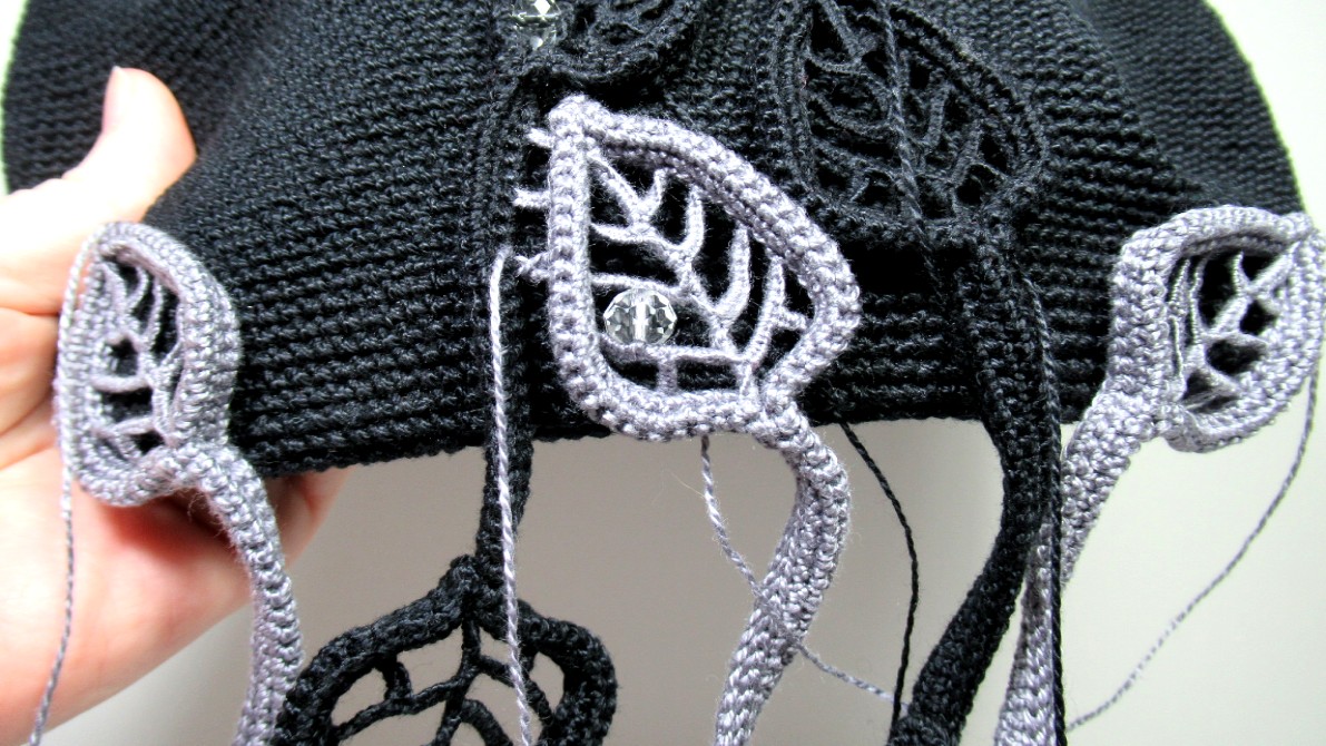 Начинаю пришивать листочки к вязаной крючком основе сумки смотреть онлайн