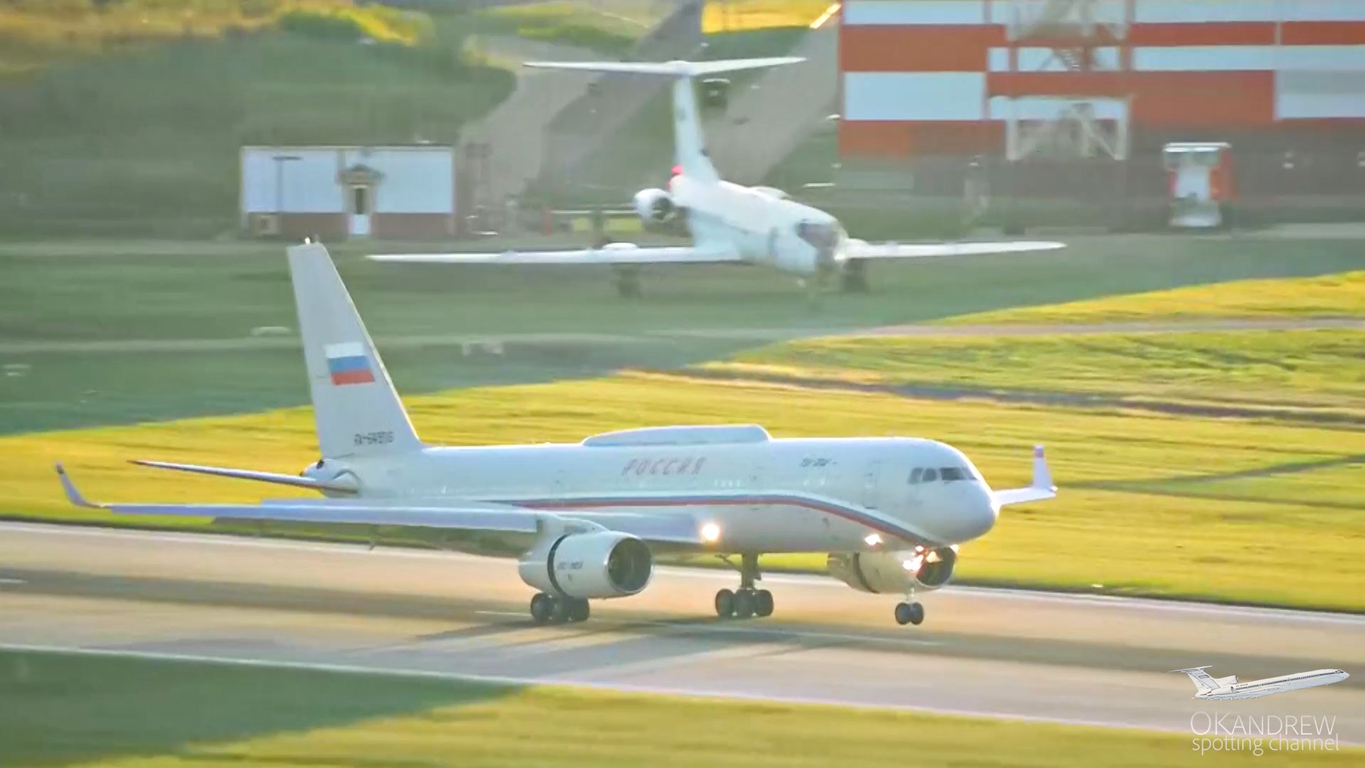 Самолет Ту-214СР топнул левой стойкой на посадке. И ночной взлет. смотреть онлайн