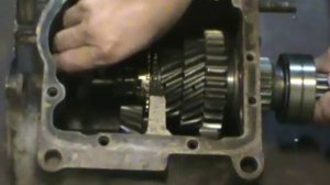 Вставляем вторичный вал в КПП УАЗ