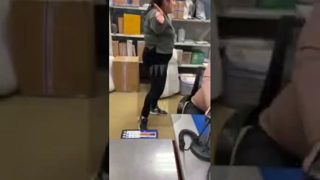 Сотрудницы «Почты России» напали на клиентку смотреть онлайн