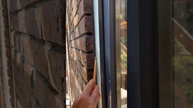 Заполнение шва между оконной рамой и кирпичом герметиком. #каменщики #сафоновскийкирпич