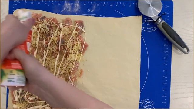 Простой и Очень вкусный пирог с красной рыбкой и сыром! смотреть онлайн