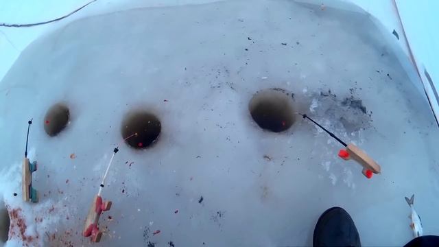 ЗИМНЯЯ РЫБАЛКА, ПЛОТВА, - слабый клев, погода дрянь... у берега вода.. смотреть онлайн