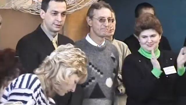 2002г. - в бытность депутатом награждаю в Оболенской школе учащихся смотреть онлайн
