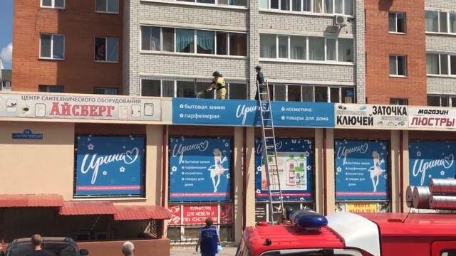 В Тюмени на ул. Моторостроителей из окна выпал ребенок смотреть онлайн