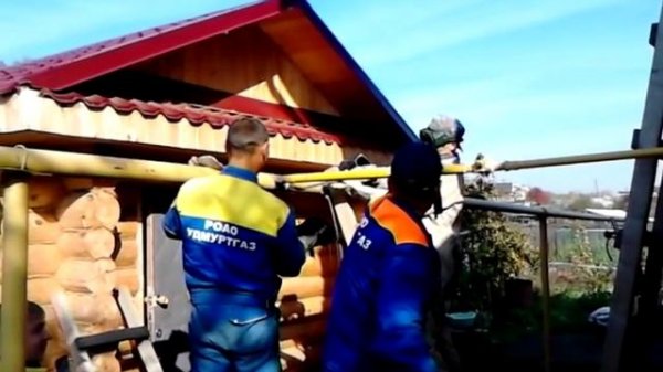 Врезка в газопровод без отключения газа . Inset in the pipeline without turning off the gas .