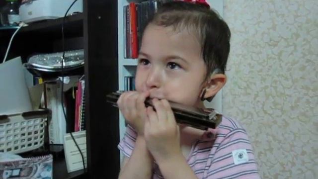 Наш Ребёнок играет на губной гармошке:) part 1) смотреть онлайн