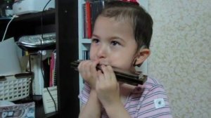 Наш Ребёнок играет на губной гармошке:) part 1)