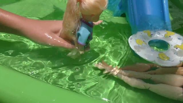New friend ! Elsa & Anna - water slide - pool - swim - Barbie - splash - sand play смотреть онлайн