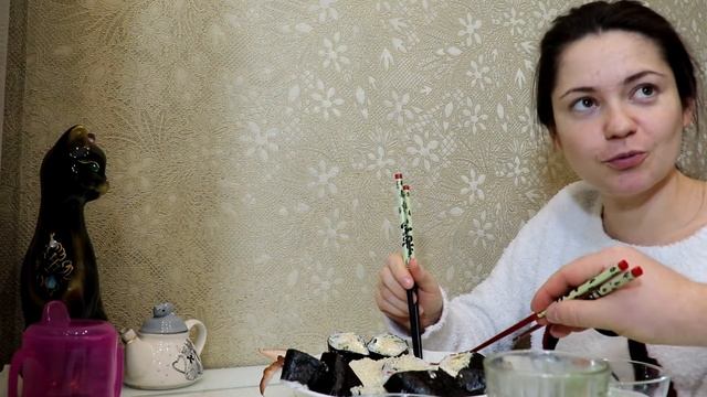 Мукбанг РОЛЛЫ С ПИВОМ НА НОЧЬ ГЛЯДЯ смотреть онлайн