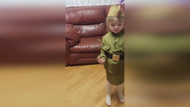 Выходила на берег Катюша, Даша марширует в форме смотреть онлайн