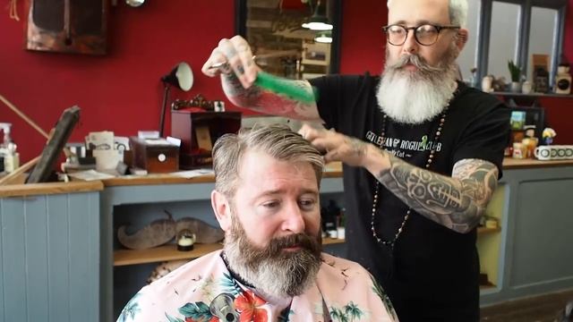 Master Barber Transforms the Style of a Traveler From Texas смотреть онлайн