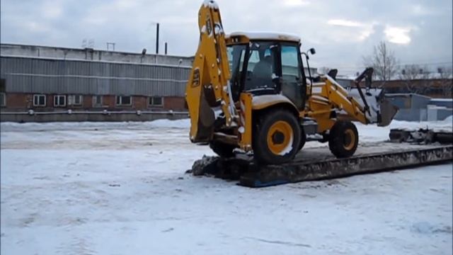 Погрузка экскаватора-погрузчика смотреть онлайн