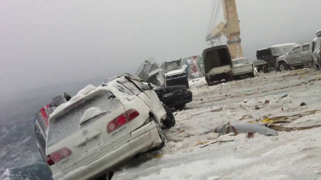 Шторм. Япония. Смывает авто реально в море смотреть онлайн