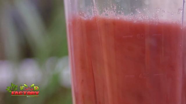 Заедно със Food factory Ви приготвихме днешната рецепта за ,,Ягодово смути`` смотреть онлайн