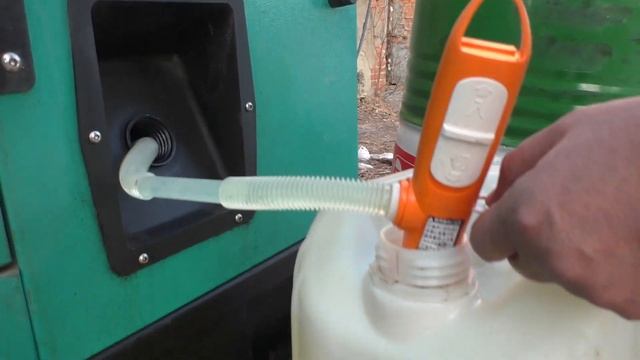 Заправка генератора портативным насосом Koshin