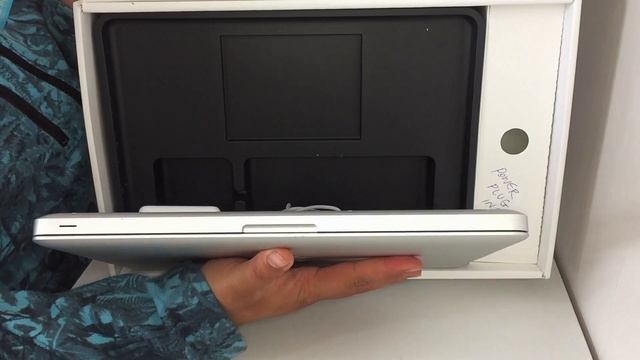 UNBOXING THE MACBOOK PRO смотреть онлайн