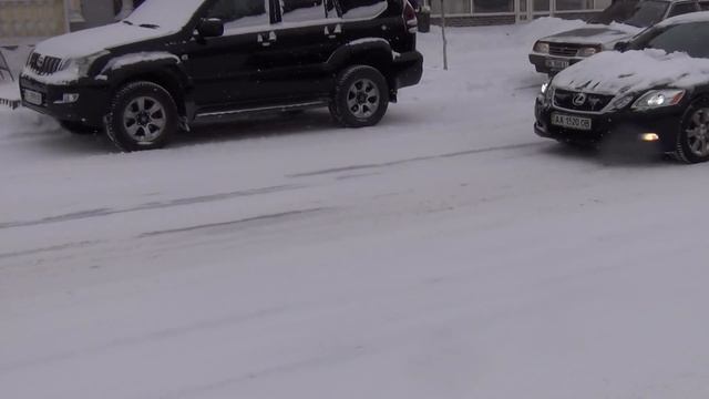 Васильков замело снегом.Центральная площадь и дороги не убраны и не посыпаны песком. смотреть онлайн