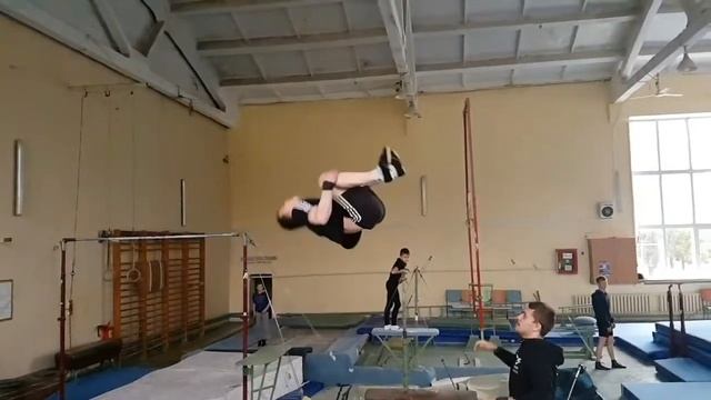 Двойное сальто с фуса (замедленно) смотреть онлайн