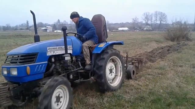 Мини трактор DongFeng DF 244 работает на заброшенном поле Mini tractor DongFeng DF 244 runs at an a смотреть онлайн