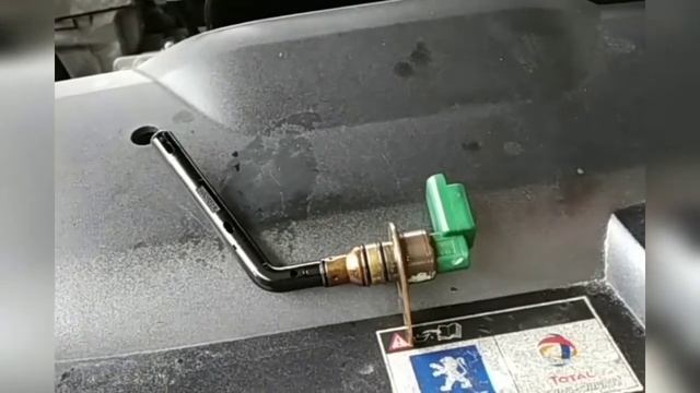 Peugeot 407 - Engine oil leak at oil level sensor смотреть онлайн