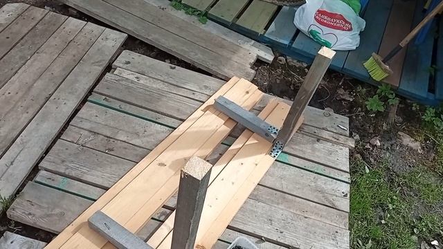 Дачный самоделкин. Скамейка по-быстрому, из подручных материалов.