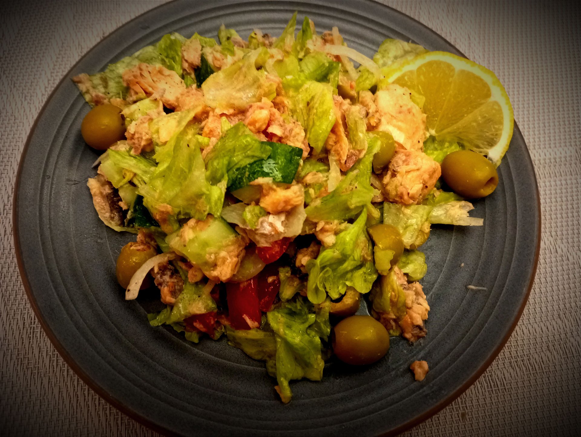 Зеленый салат с консервированной рыбой смотреть онлайн