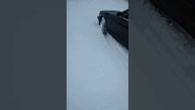Bmw e34 touring in the snow Е34 туринг в снегу. смотреть онлайн