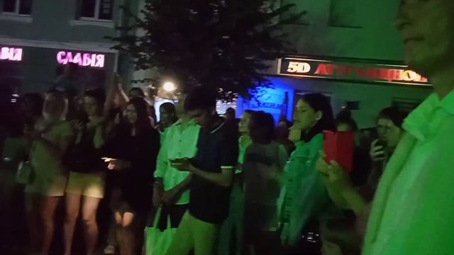 24.07.2021 Brest Belarus. Танцы и песни под гитару на Советской вечером. Прогулки с Викторией. смотреть онлайн