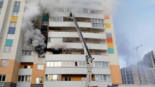 Пожар в Шушарах. Горит квартира. смотреть онлайн