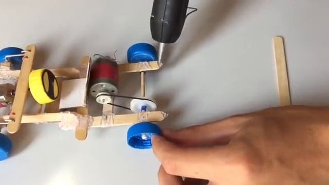 Делаем машину на пульте управления! Смотри как просто смотреть онлайн