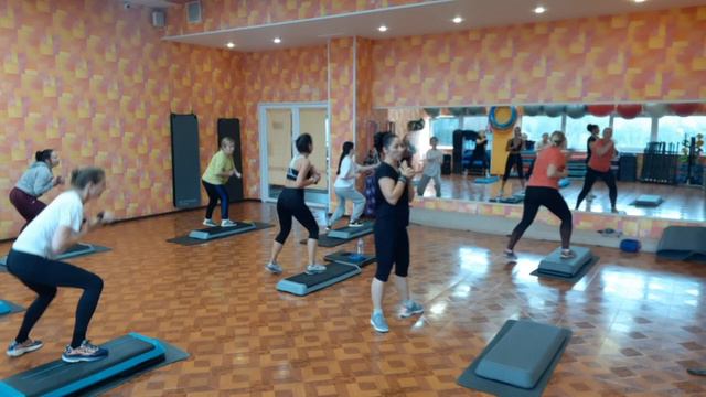 ИНТЕРВАЛЬНАЯ ТРЕНИРОВКА НА СТЕПЕ / КАРДИО ТРЕНИРОВКА ГРУППОВАЯ ТРЕНИРОВКА ЦЕЛОЕ ЗАНЯТИЕ смотреть онлайн