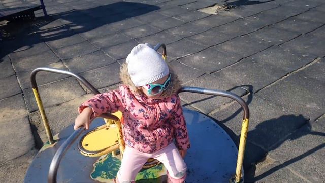 Lora's Sunny February Day off/ Слънчев февруарски ден на Лора/ Сонечко у лютому/ Солнышко в феврале смотреть онлайн