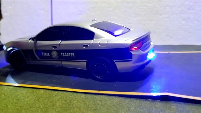 1/24 POLICE: North Carolina Highway Patrol Charger with LEDs смотреть онлайн