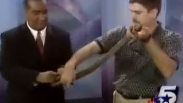 News Reporter goes Crazy!! Funny as hell! смотреть онлайн