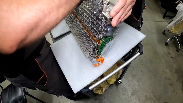 Как можно заниматься ремонтом электромобиля без правильного инструмента??? Tesla MS. смотреть онлайн