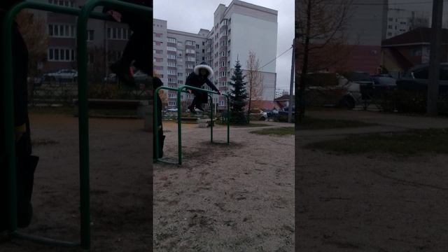 почему бабушка постоянно влезает в кадр?? смотреть онлайн