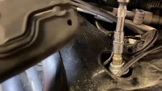 Снятие и замена верхнего рычага Bentley Continental GT. Снимаем пневмостойку и пневмобаллон. смотреть онлайн